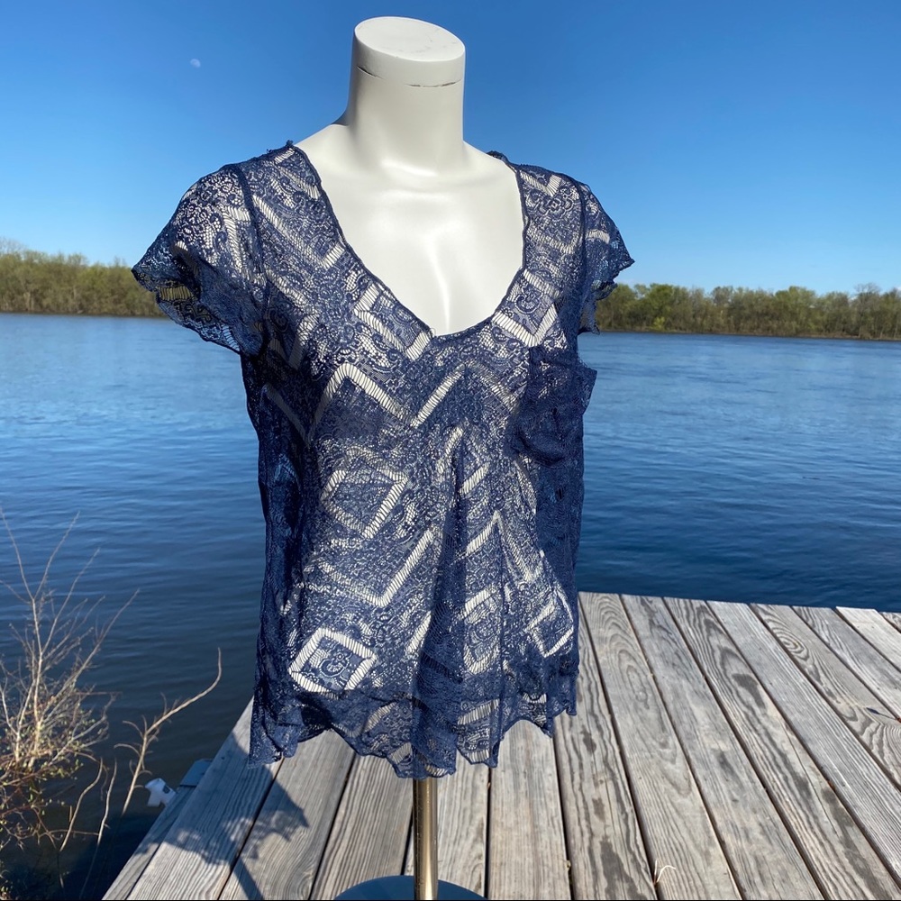 🌺 5/$25 UO Kimchi Blue Navy lace short sleeve top